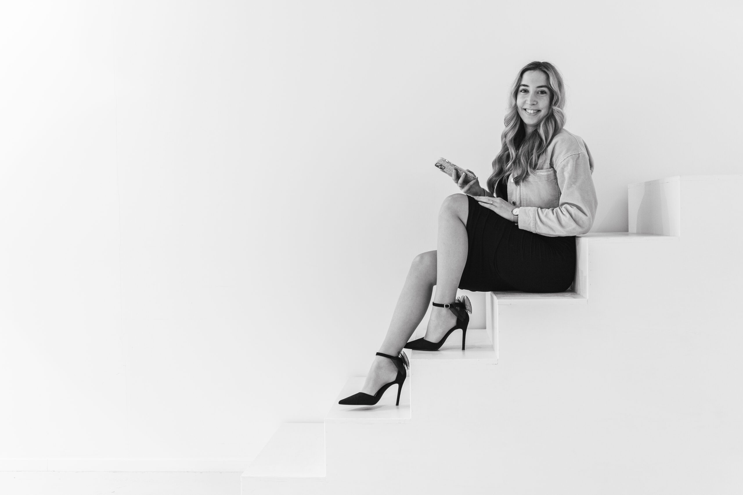 Lachende Virtual Assistant Corlize klaar om contact op te nemen