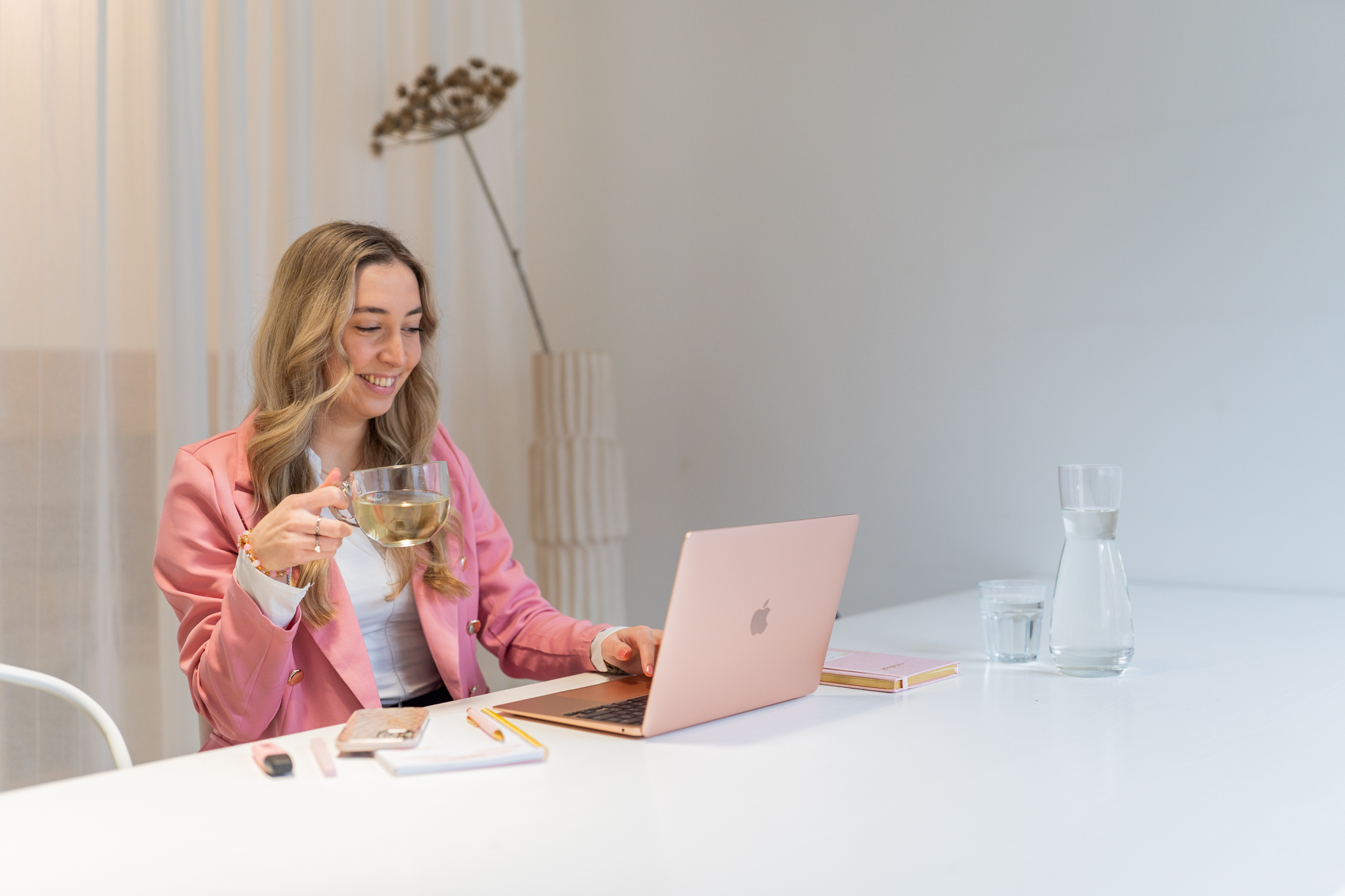 Corlize, Virtual Assistant uit Zeeland, werkt lachend achter haar laptop aan social media beheer voor ondernemers