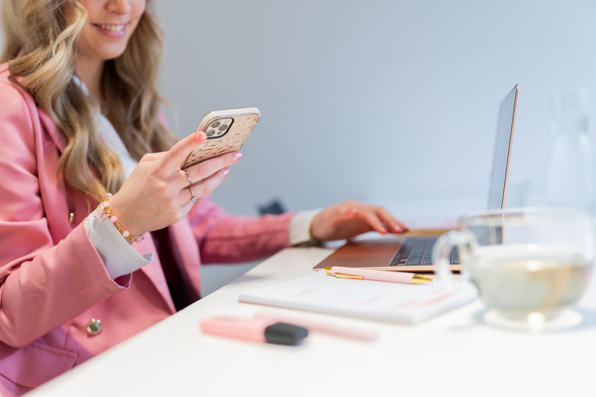 Corlize, Virtual Assistant in Zeeland, aan het werk met telefoon in hand – office management ondersteuning voor ondernemers