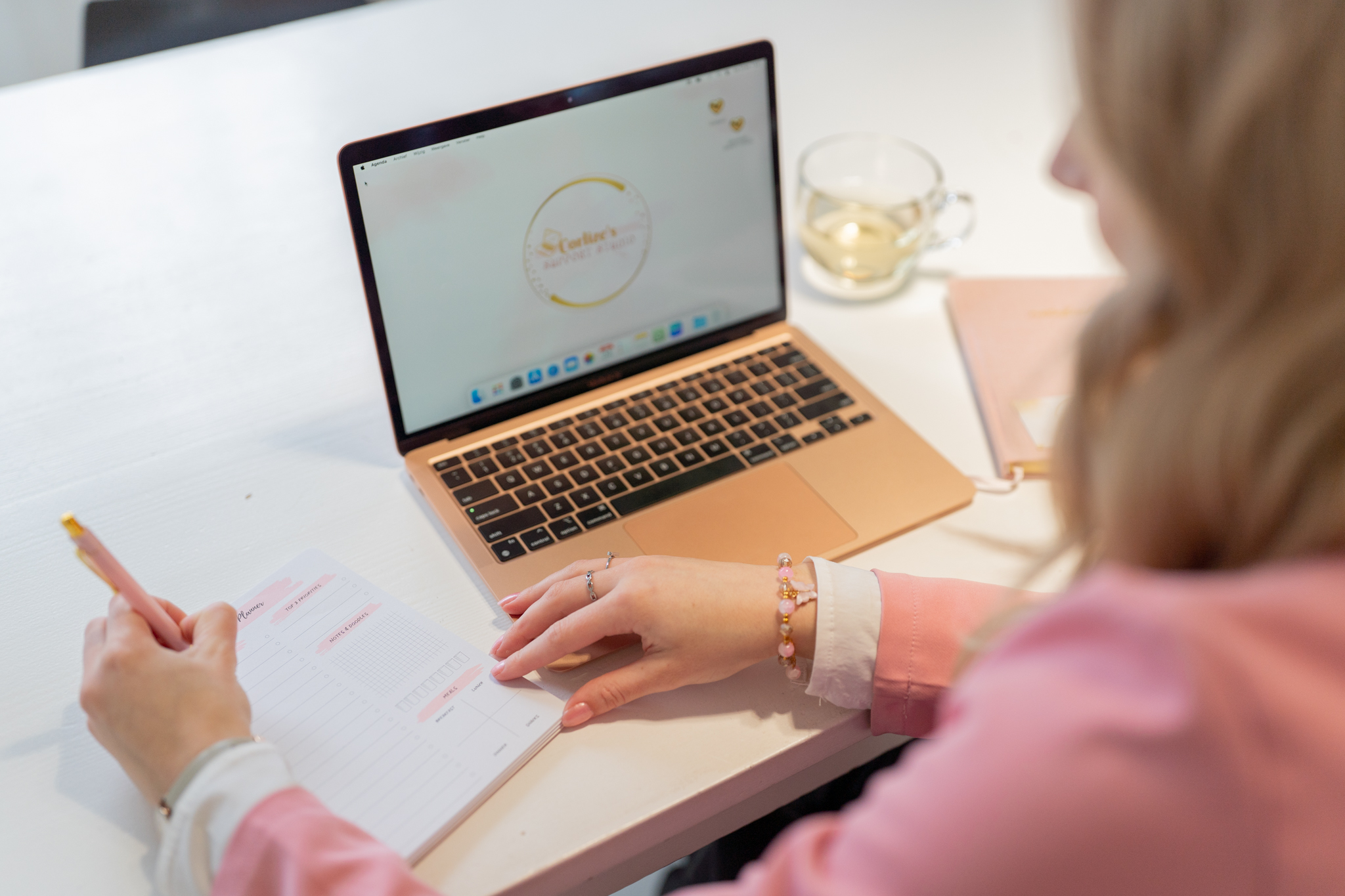 Virtual Assistant Corlize ondersteunt ondernemers in Zeeland met organisatiewerkzaamheden, hier schrijvend in haar notitieboek